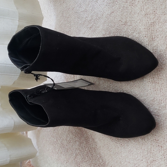 Mossimo black vegan suede pointed ankle boots with stilleto heels, size 9 - Picture 2 of 4